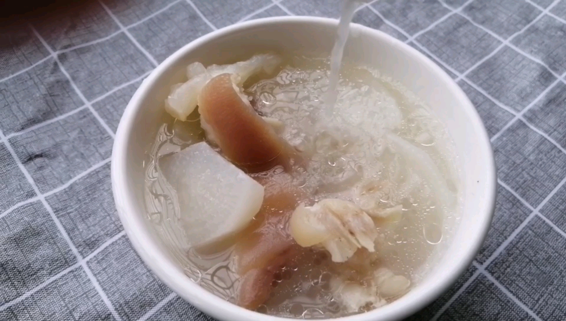 广东人爱煲的一道汤,汤甜味美,老人小孩喜欢喝