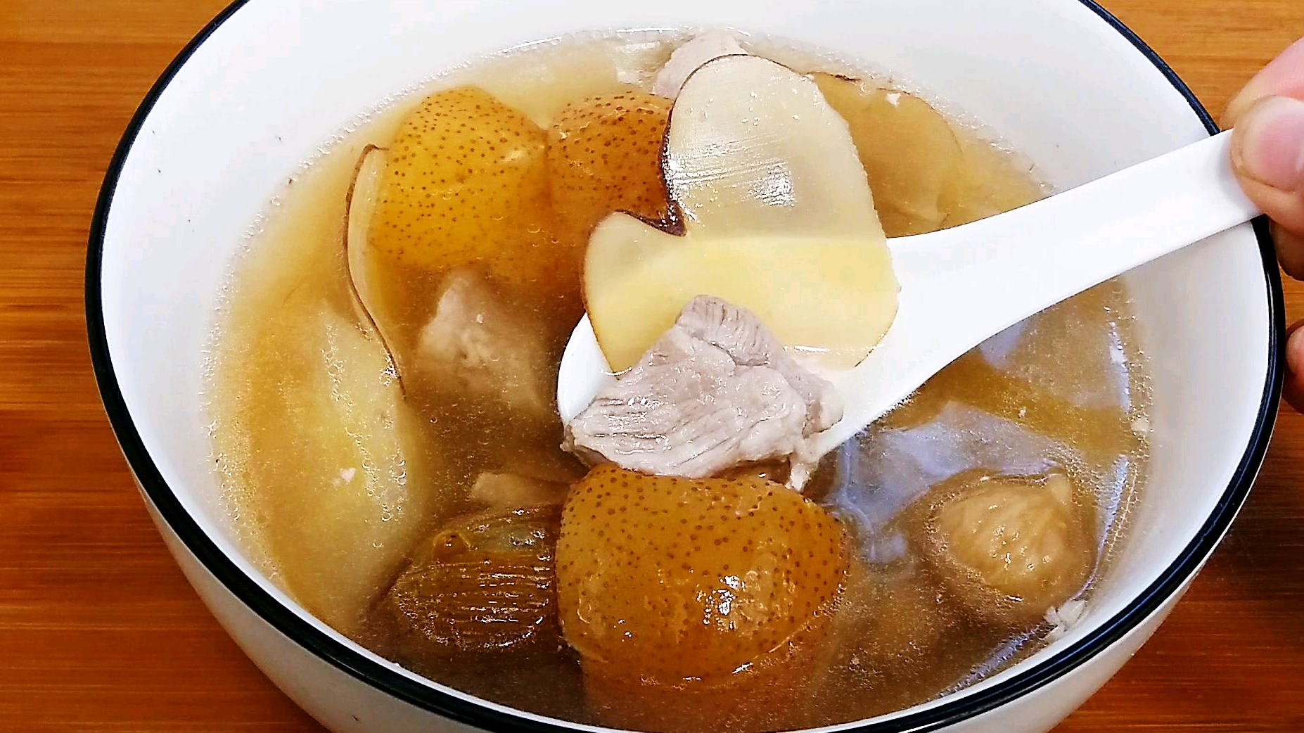 广东人都爱这样炖海底椰瘦肉汤,味道清甜清爽,我家夏日必备汤