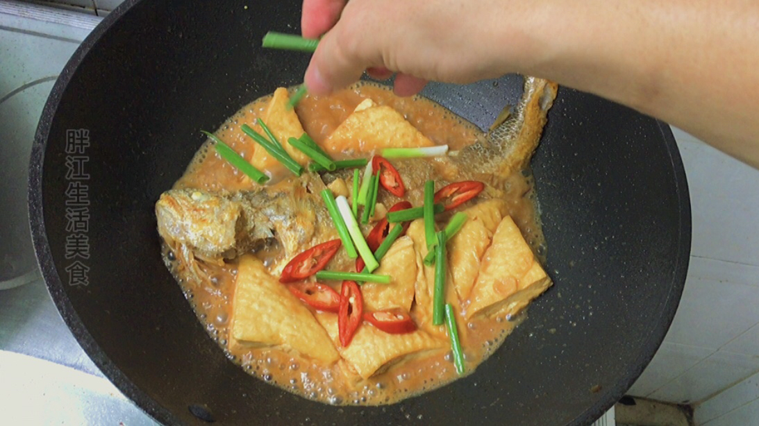 黄花鱼烧豆腐,还是广东做法好,鱼肉鲜嫩无腥味,豆腐鲜香入味