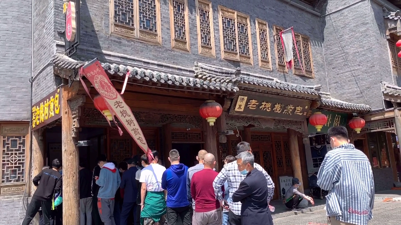 青州古城人气最旺的老槐树煎包,排一上午队才能买到,究竟多好吃