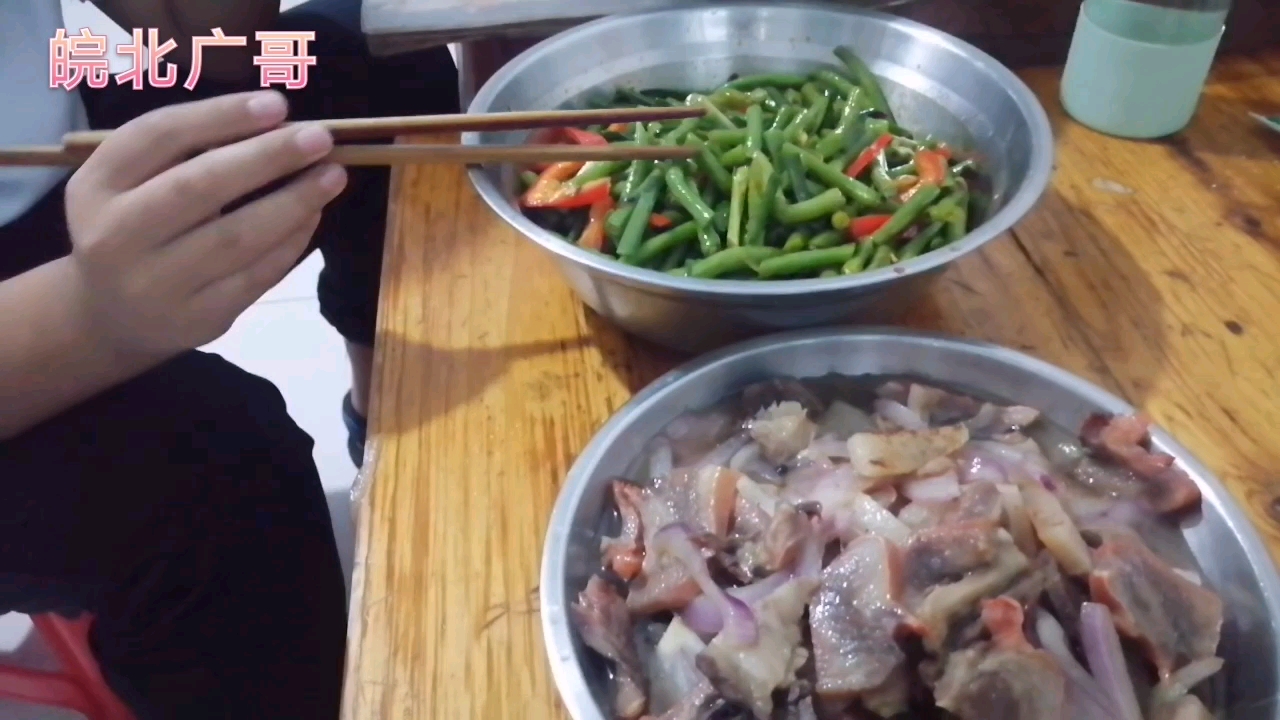 广哥做凉拌豆角和猪头肉炒洋葱,三两白酒喝一气。真幸福!