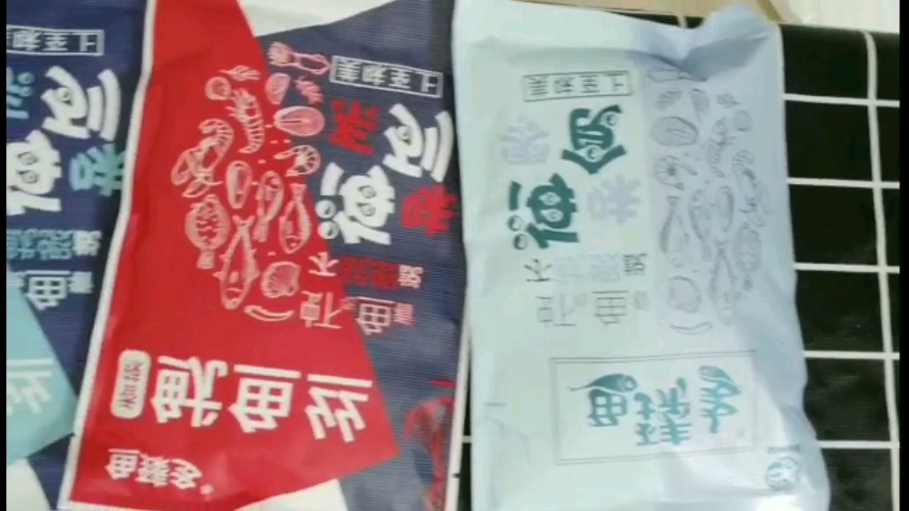 试吃四种口味鱿鱼丝,香辣回甜,这也太好吃了吧。