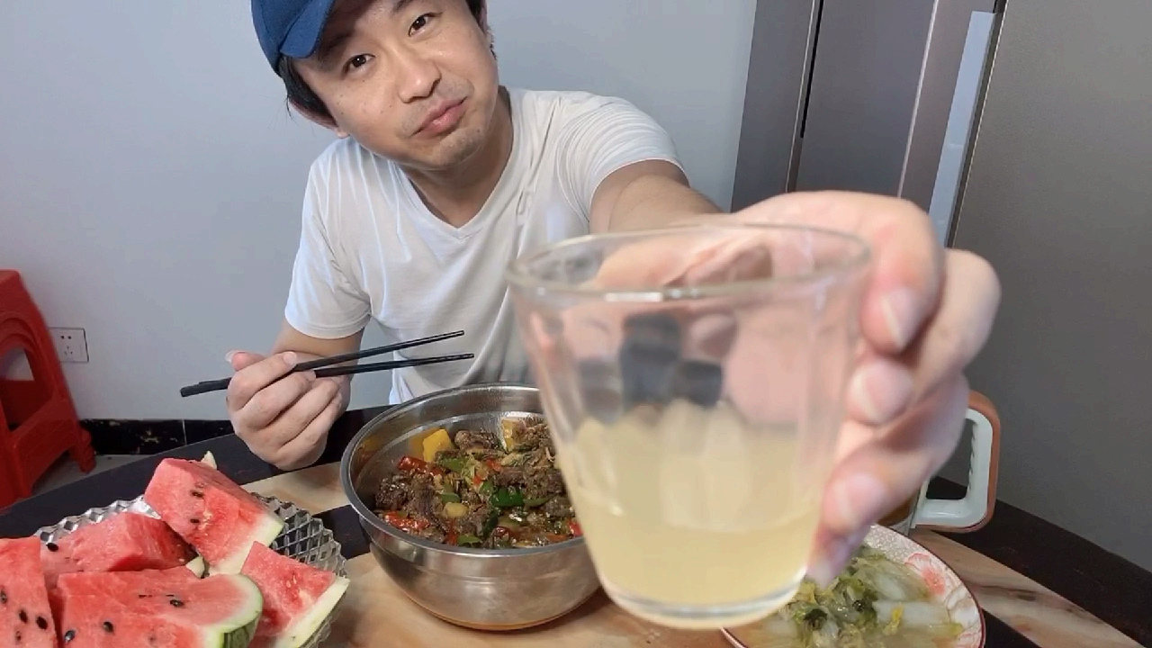 吃着老婆煮的炖牛肉牛腩,喝着自家酿的米酒,其实幸福很简单!