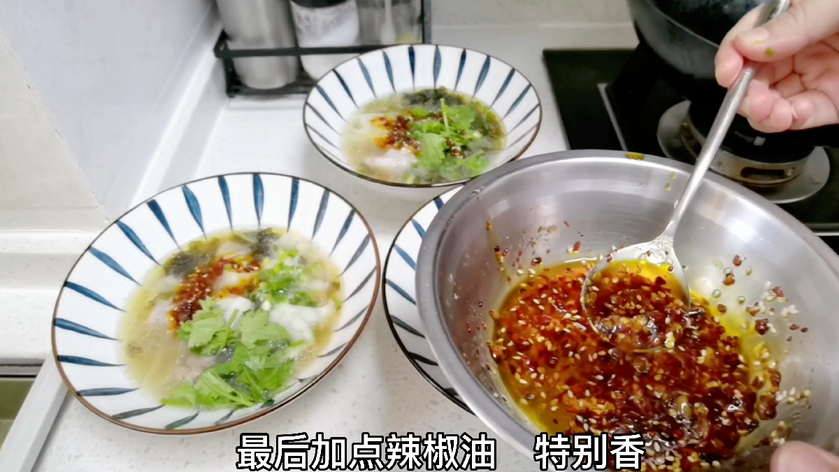 自制辣椒油做红油馄饨,擂辣椒茄子凉拌青瓜,夏天这样吃好开胃