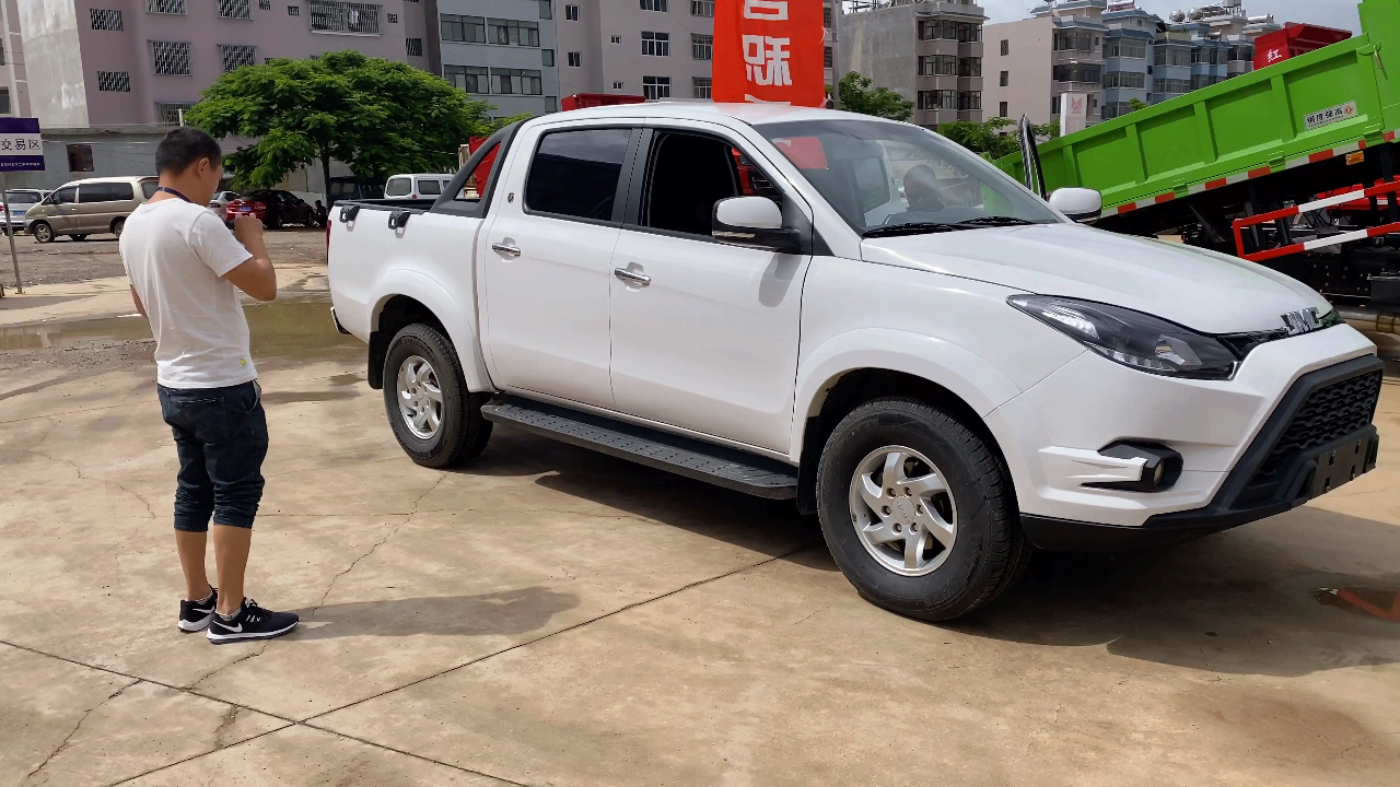 才用了11个月的四驱柴油发动机大皮卡卖了、这大鲨鱼头真霸气