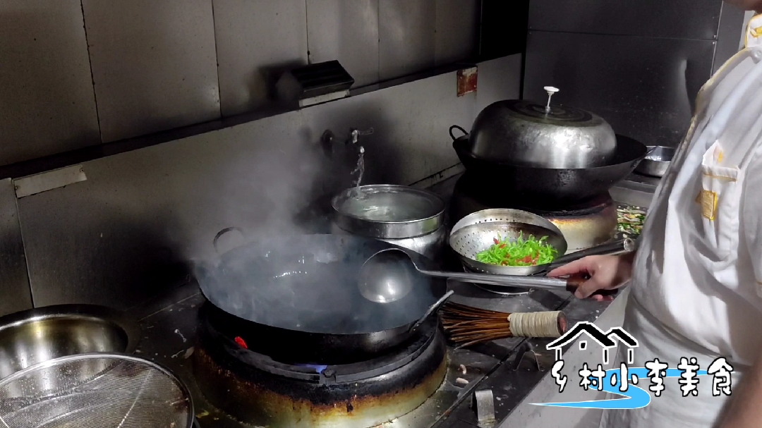 30年经验的厨师长,做的青椒肉丝炒千张,光看姿势就羡慕了
