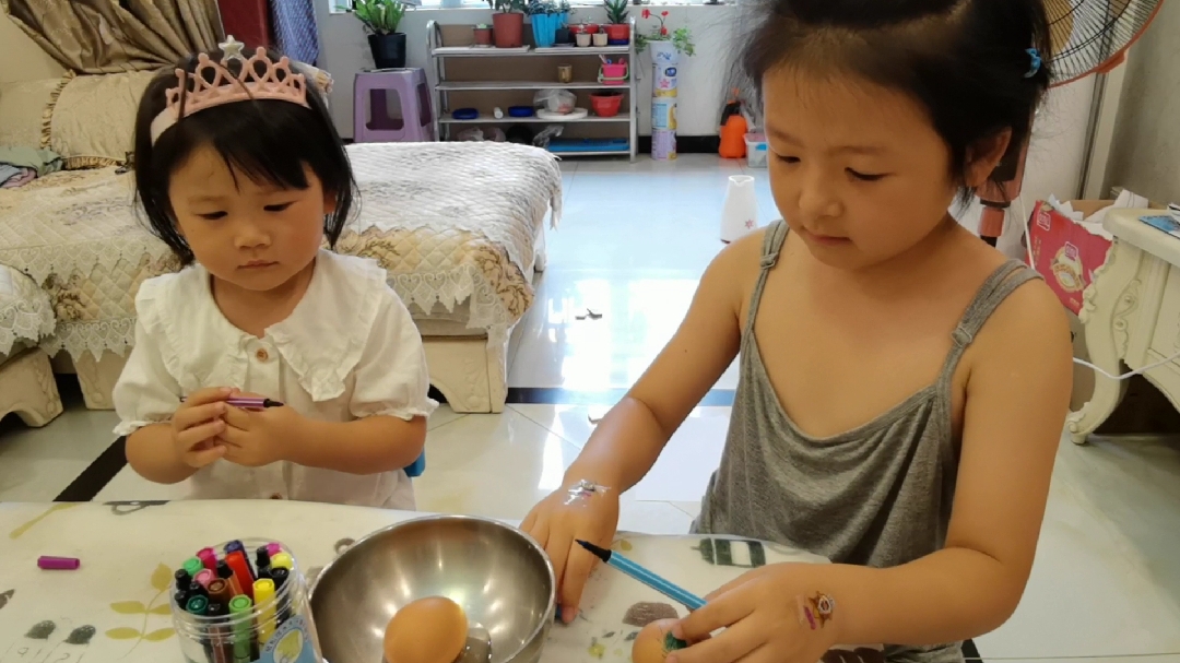 姐妹两给煮好的鸡蛋涂鸦,最后却不舍得吃了,画的真漂亮