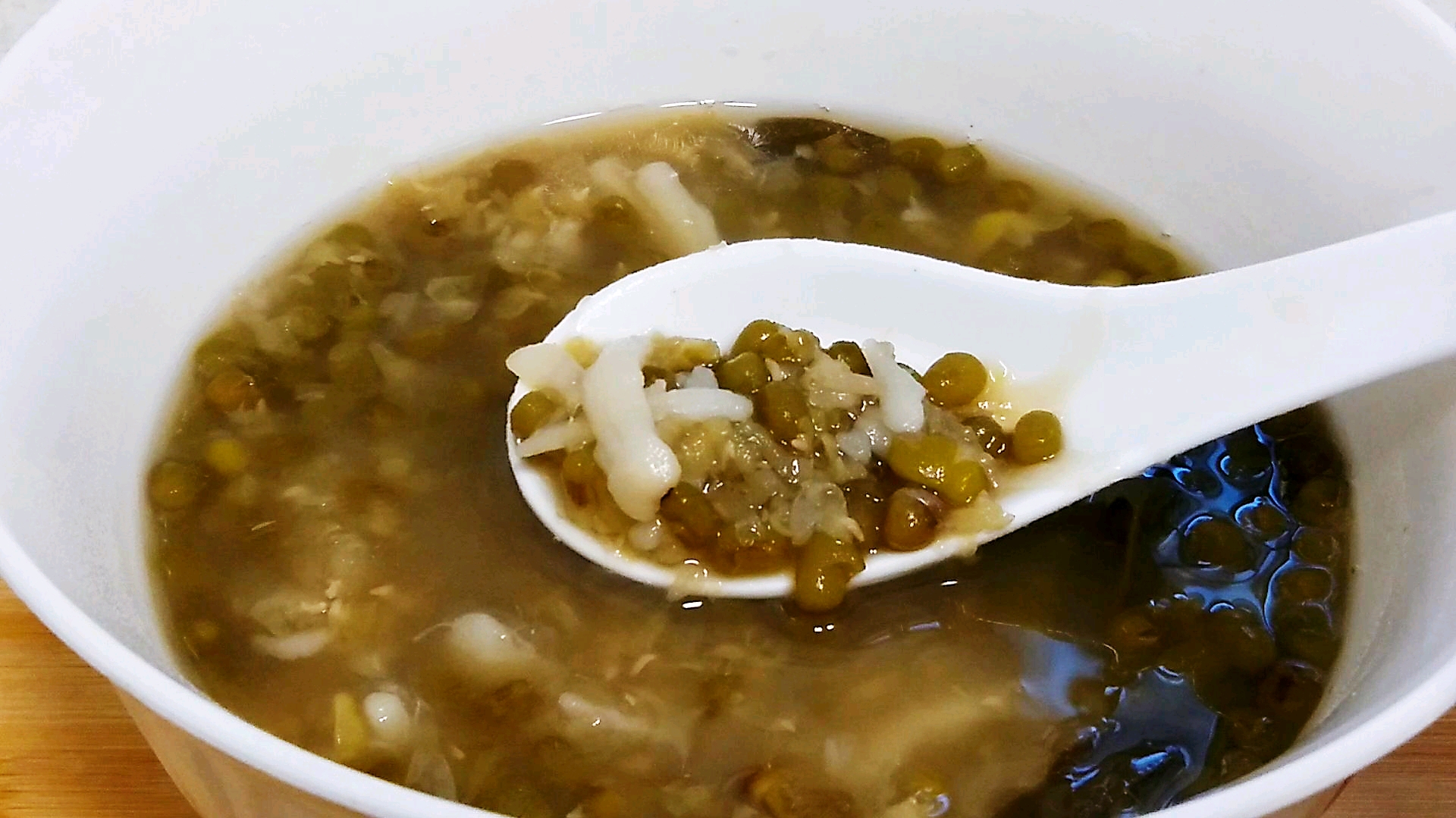 广东人都爱这样煲绿豆糖水,清热解暑又养颜,清甜可口,方法简单