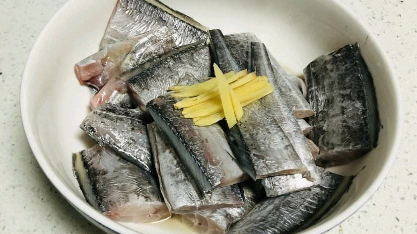 识别变质带鱼,从带鱼身上的颜色就以识别好坏