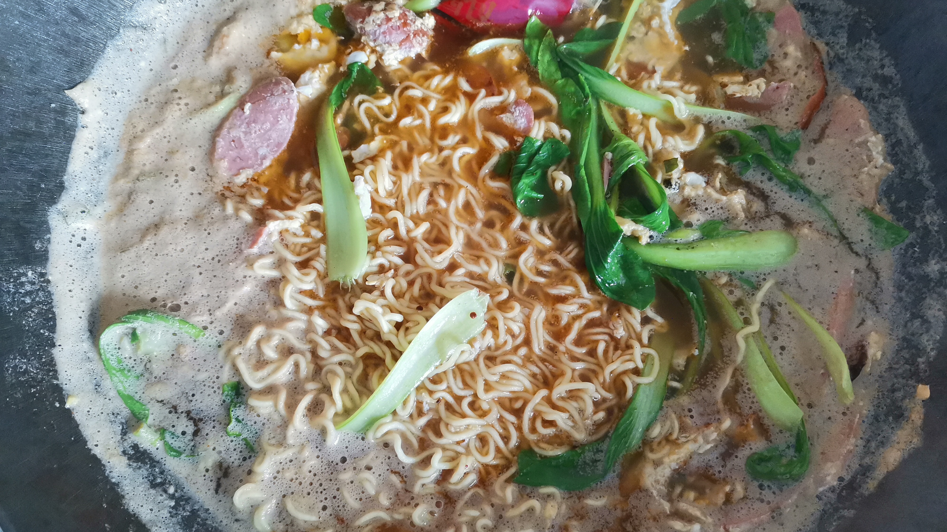 中午来份煮泡面,加个鸡蛋和香肠