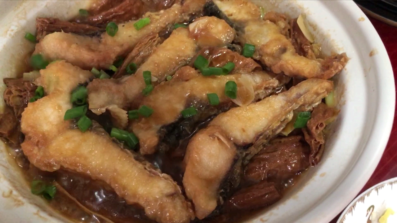 广东客家人爱吃腐竹焖鱼腩,爽口入味,鲜香浓郁,做法简单