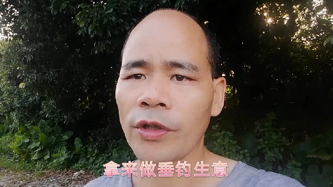 这个老板会赚钱啦!拿鱼塘来做垂钓生意还有养鸡农家乐应有尽有