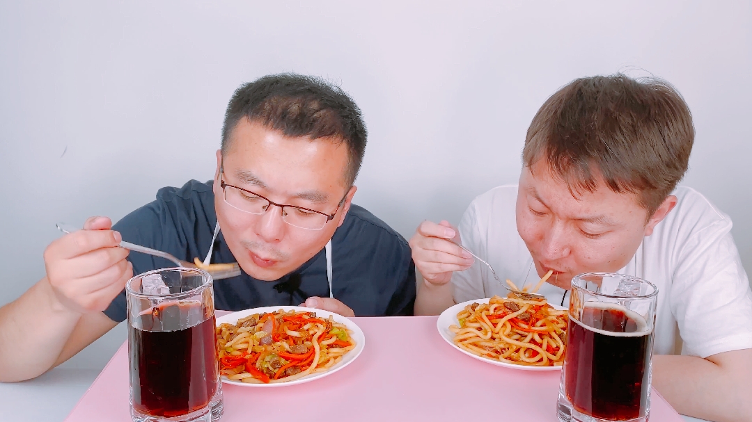 炎炎夏日,挑战炒乌冬面,炒面过程全记录,满足你的味蕾!