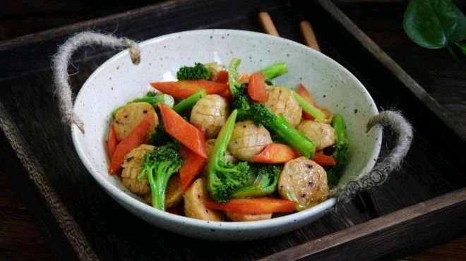 家里剩了的火锅鱼丸怎么吃,爆炒鱼丸可能更复合你的口味。