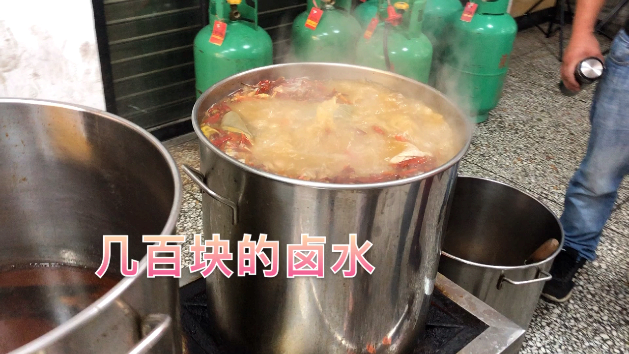 90后妹子学习卤菜,麻辣小龙虾出锅,夜宵有着落啦!