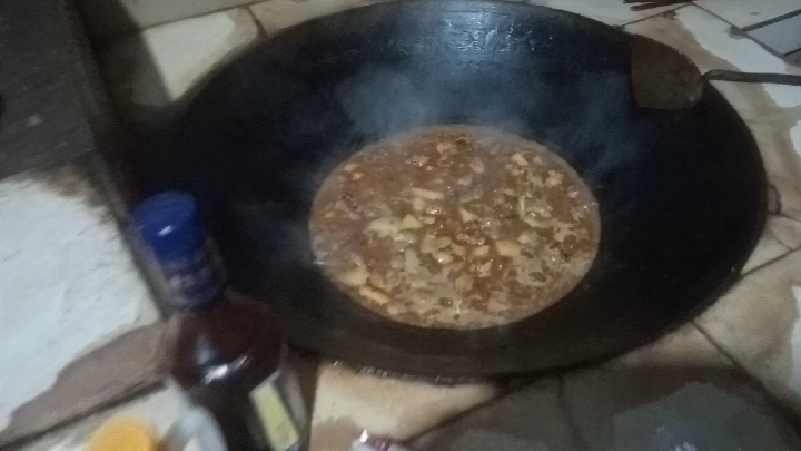 老妈给老爸做了一道土豆烧土鸡下酒  两口子的感情没得说了