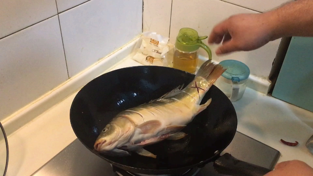 炖鱼最鲜美的做法,无需复杂调料,只需这一步鱼肉鲜嫩,绝不腥气