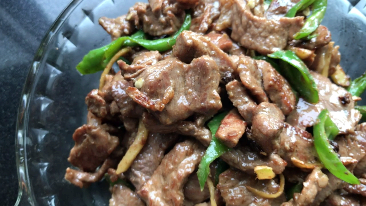 简单的一个辣椒炒牛肉也是有些窍门的,只有掌握才能做到味美鲜香