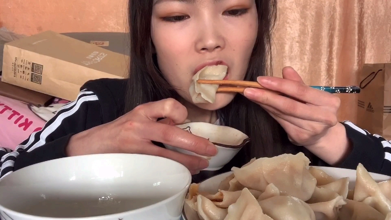 奶奶亮出绝活包牛肉灌汤水饺,皮薄大馅,汤汁四溢,太馋人了