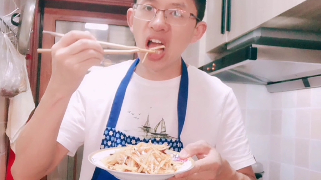 小蒋在家这样凉拌土豆,夏天吃起酸酸辣辣爽,贴别爽口,巴适