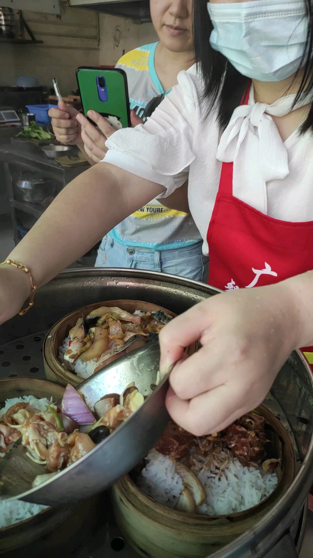 在这里看看两个美女姐姐学习蒸饭,手法妥妥的。笼仔饭培训中