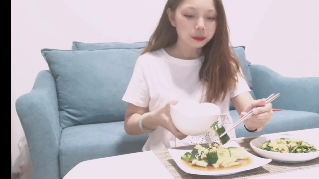 不知道吃什么就来个拍黄瓜吧,夏季餐桌的常见菜。简单又好吃。