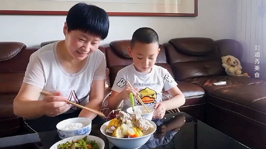 刘姐做清炖排骨玉米汤,肉质软烂汤汁鲜美,宝贝给出八星好评