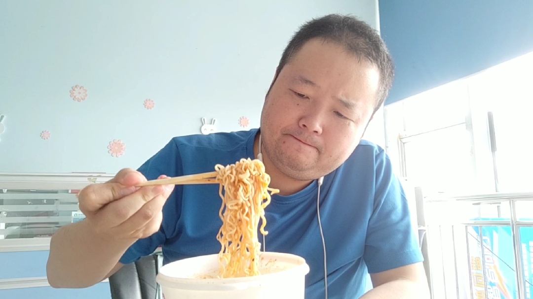 第一次吃火鸡面,一脸嫌弃的表情,还不是因为辣,那是因为啥?