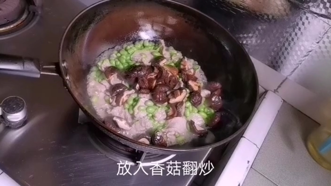 今天老妈做的毛豆香菇炒肉丝,搭配油焖茄子,吃的太爽了!