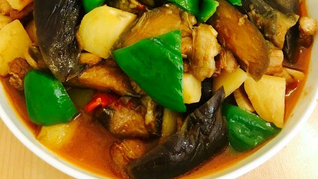 土豆炖茄子的家常做法,土豆吃入嘴里的沙沙感觉,美味下饭