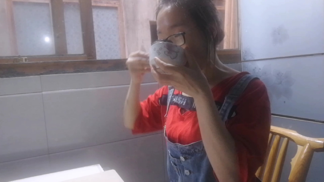 一个土豆 ,半个洋葱坐菜菜饭,一粒米饭不剩,边吃边傻乐!