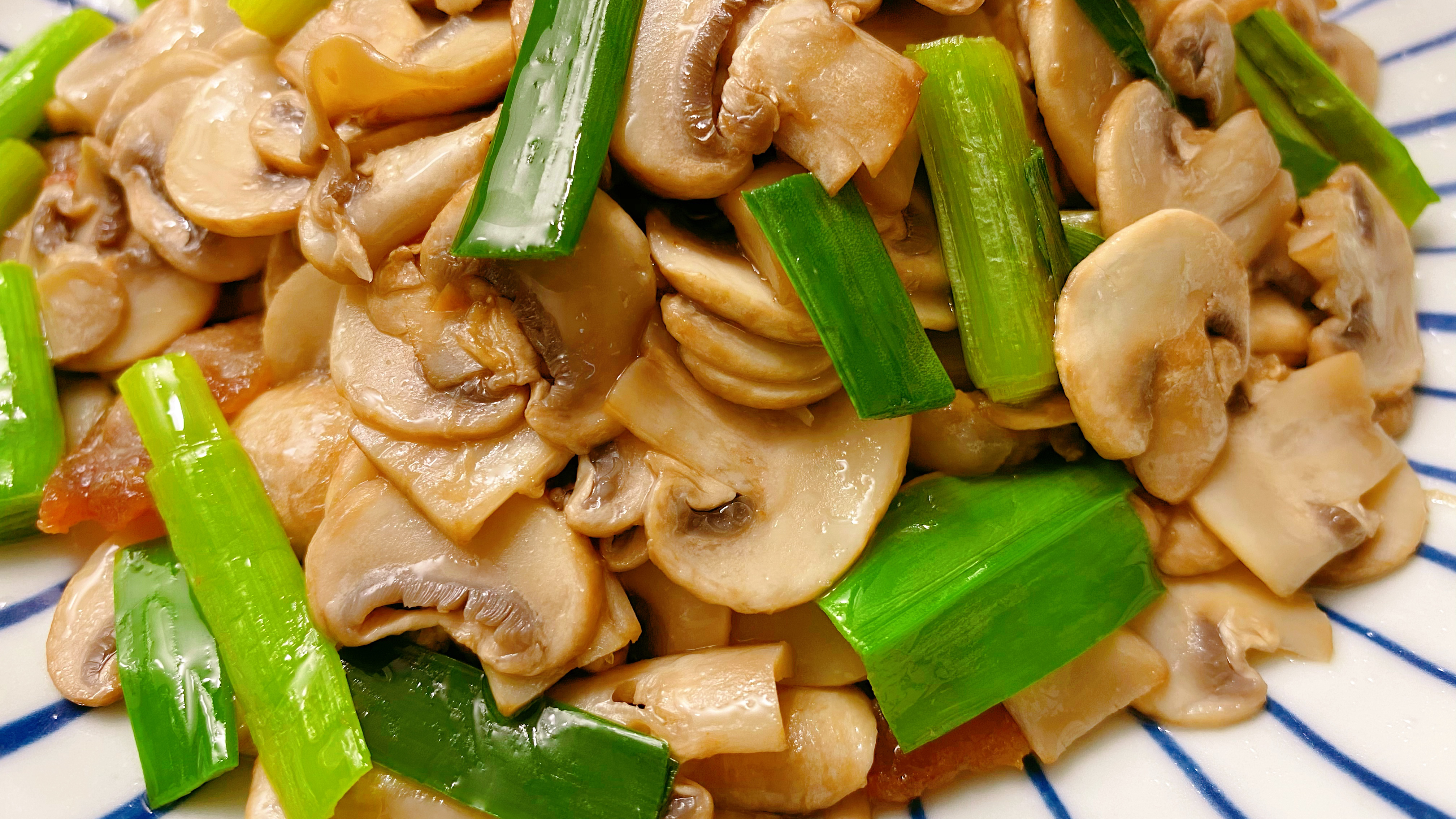 清炒白蘑菇,这样做营养丰富味道鲜美,平常挑食的孩子也爱吃