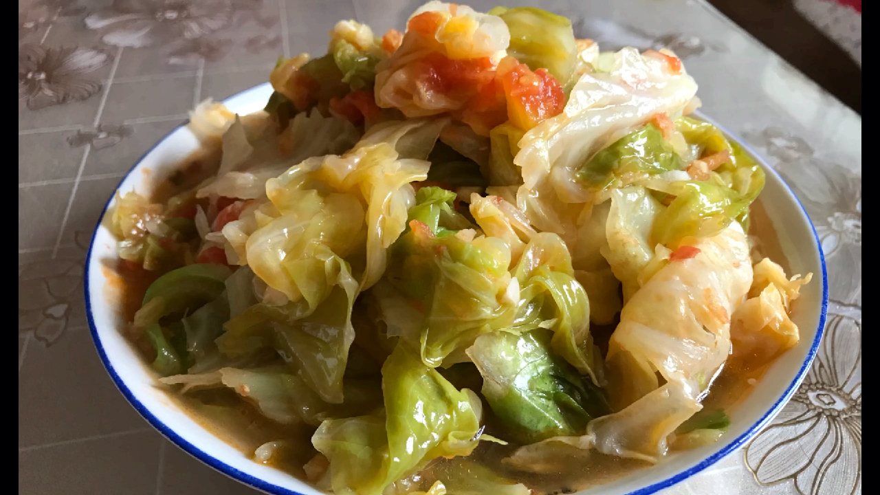 手撕包菜这样炒更鲜嫩入味,做法简单下饭又实惠,连吃几顿都不烦