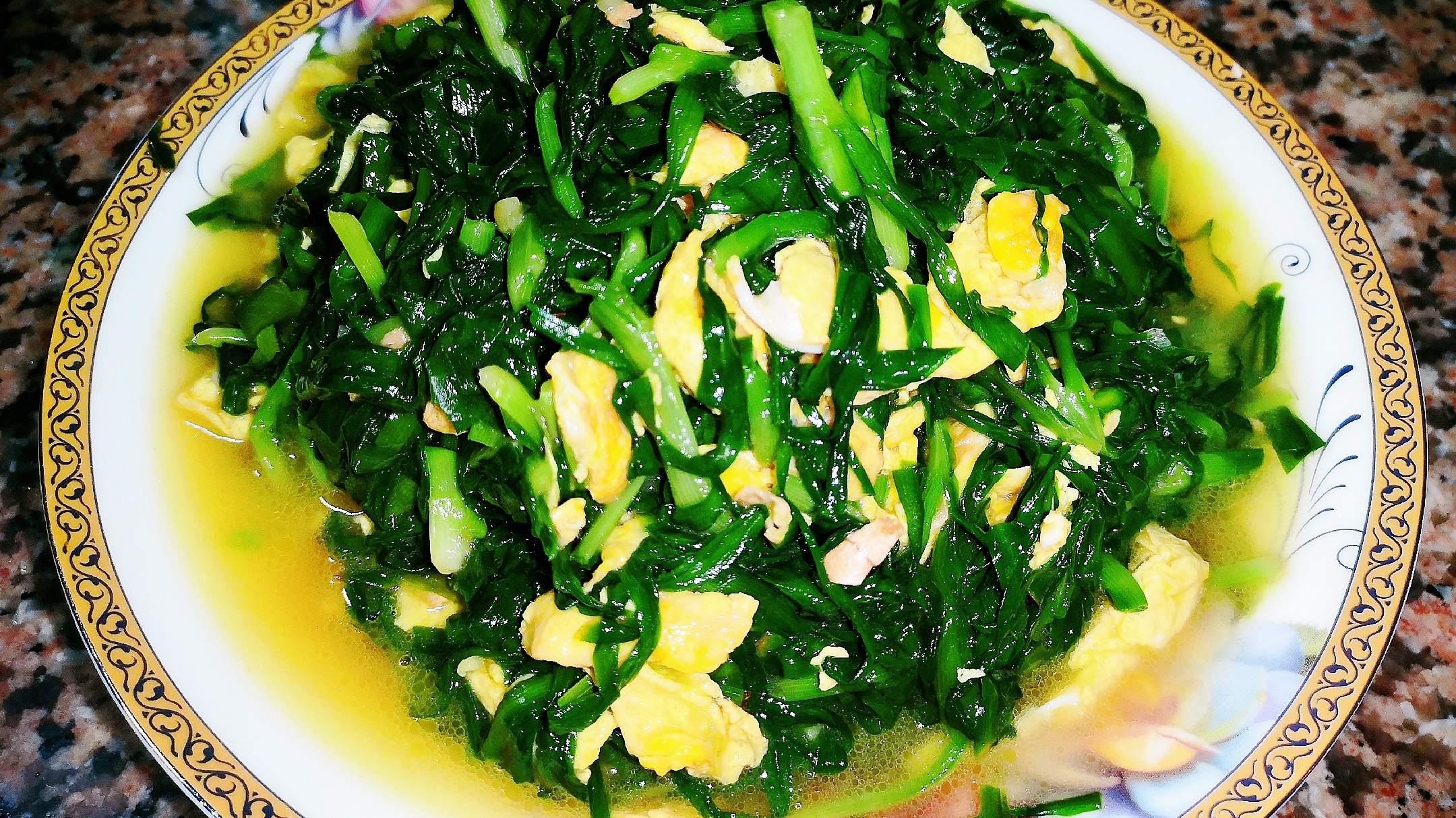 农村无公害的韭菜炒土鸭蛋味道就是不一样,简单放点调料炒吃特香