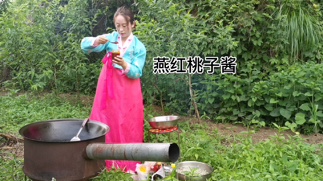 在桃花岛苹果园里用燕红桃子酱、鸭绿江啤酒做大锅鱼,味道还不错