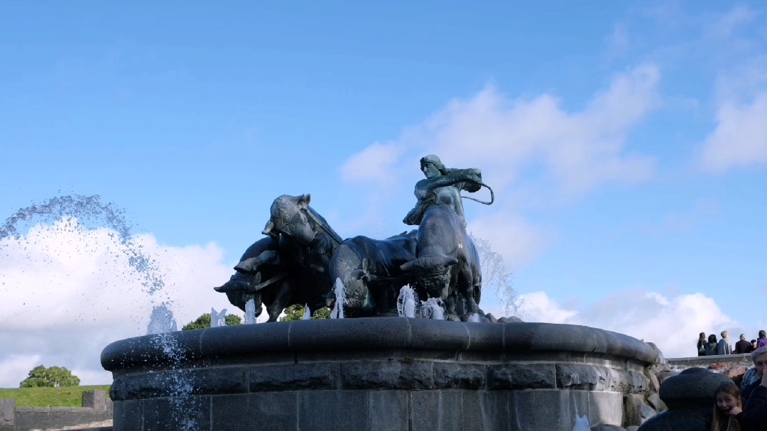 在丹麦首都哥本哈根游览滨海长堤雕塑公园,看美人鱼、神农雕塑