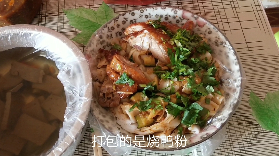 吃一份南宁人气爆棚的酸甜干捞烧鸭粉