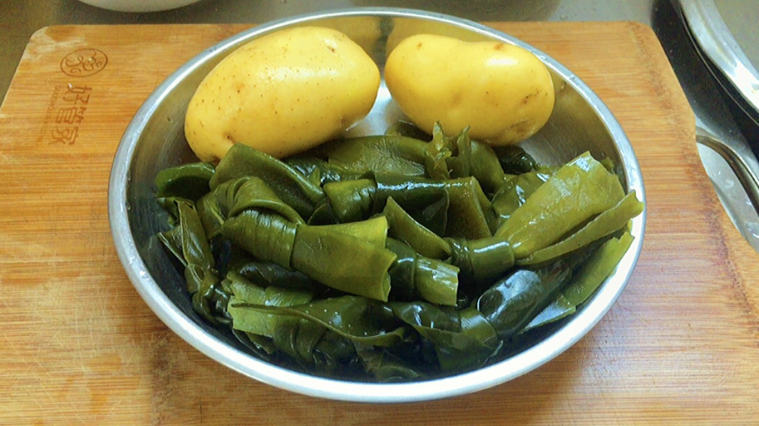 大厨分享土豆海带结正确吃法,海带结多出一步,味道鲜美又干净