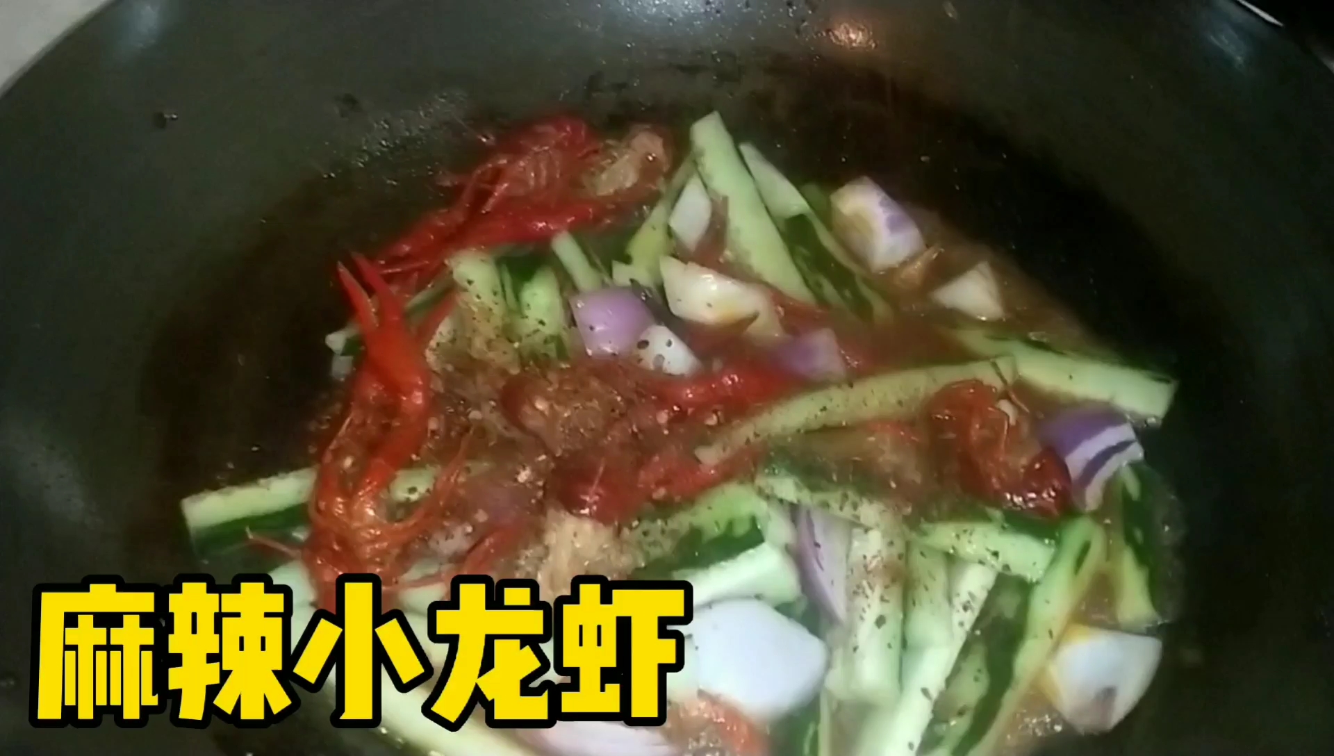 天气炎热不敢出门,几个朋友围坐一桌,小龙虾啤酒,吃爽喝好愉快