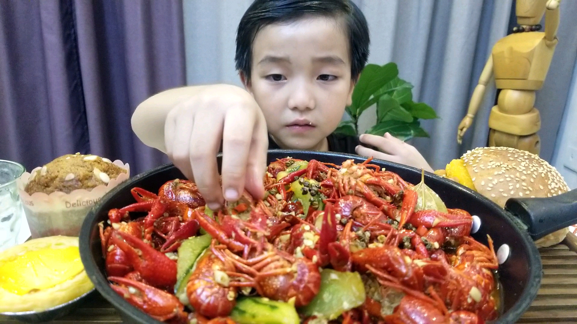 今天吃麻辣小龙虾!