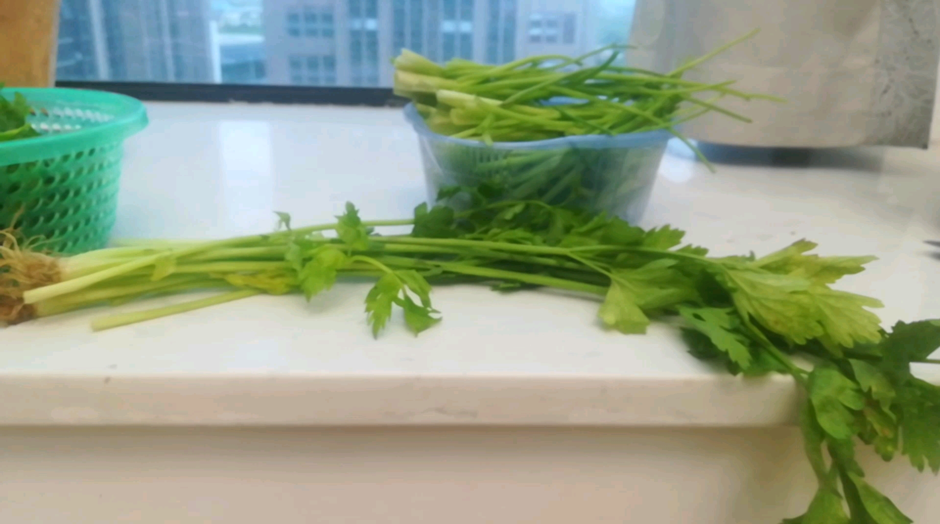 肉丝炒芹菜,鲜咸香浓吃不腻,一道大家喜欢的家常菜