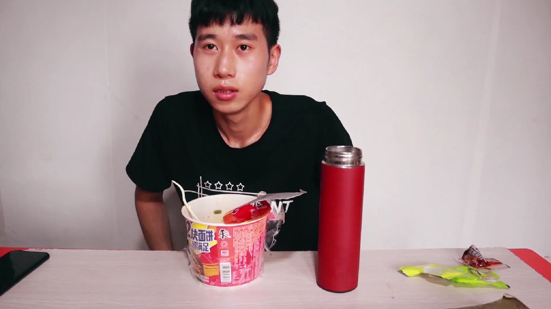 【试吃Vlog吃个寂寞】时隔快十年 再次吃康师傅牛肉面