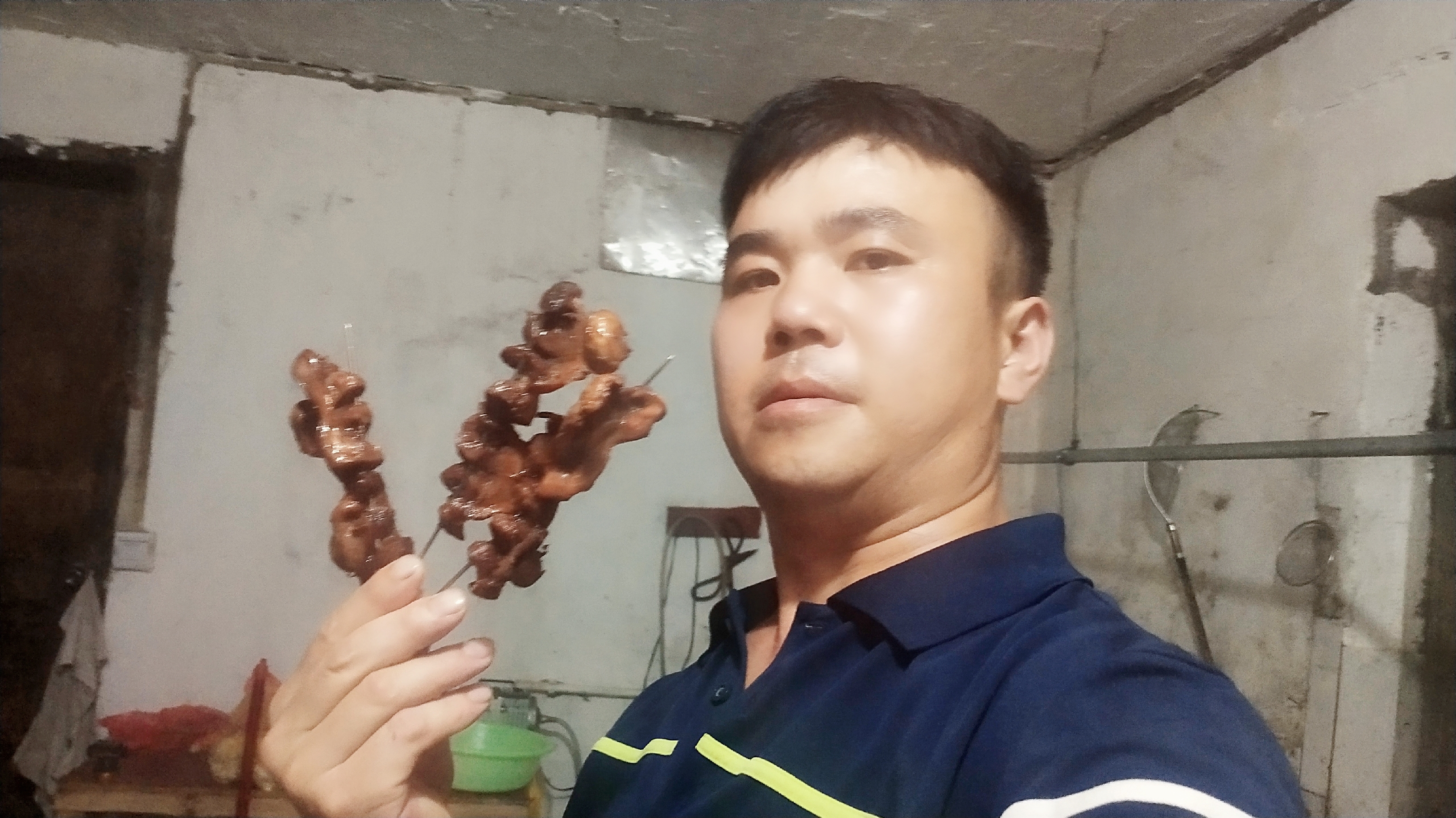 农村小伙了尝试鸡肾、公鸡蛋新的做法,好吃得根本停不下来