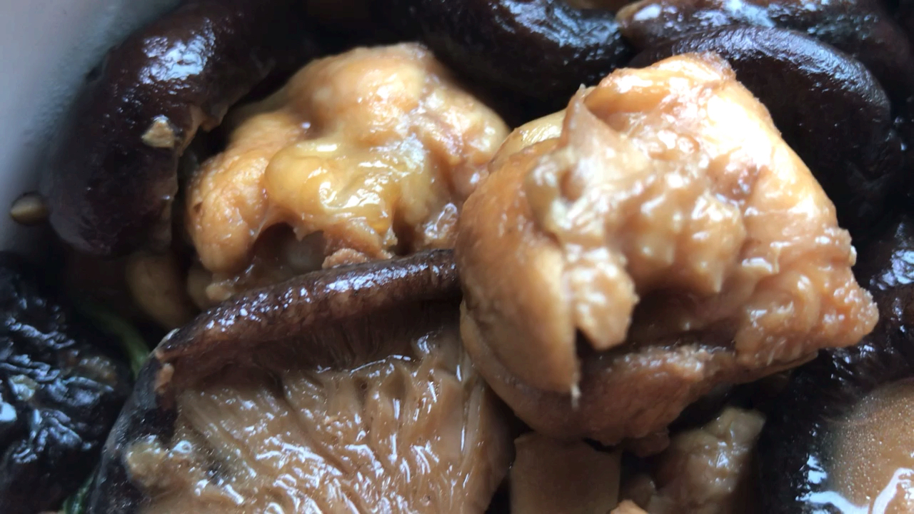 香菇炖鸡腿两种食材味道互相互补,营养又健康