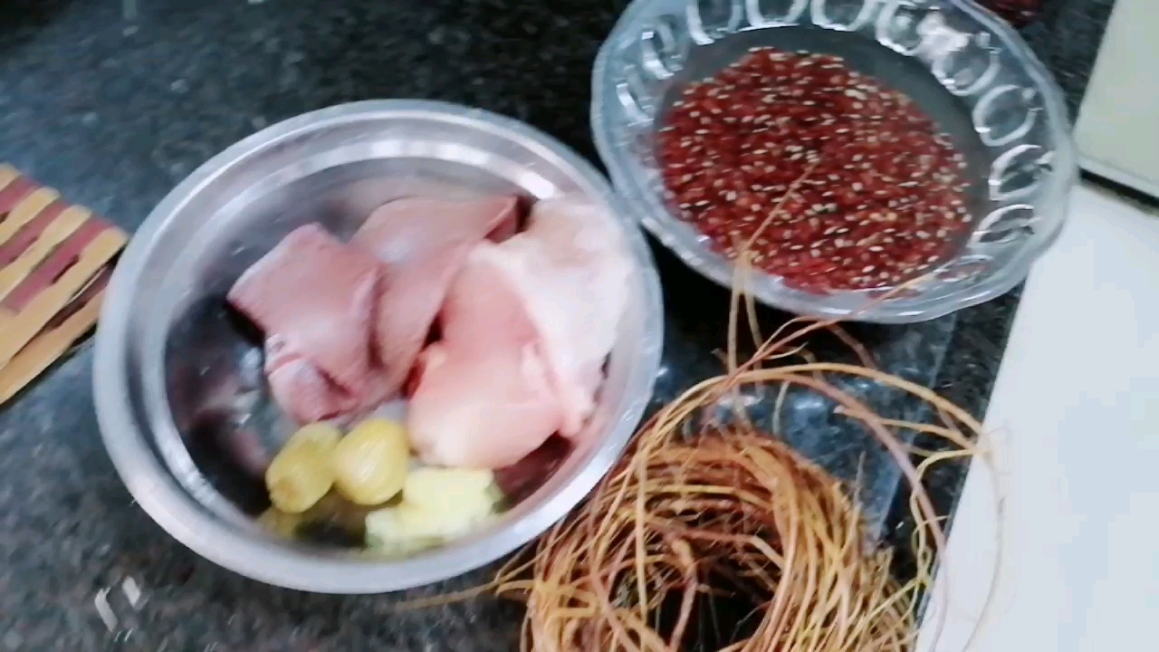 猪横脷瘦肉煲鸡骨草和赤小豆,清热去湿  夏天必喝的汤
