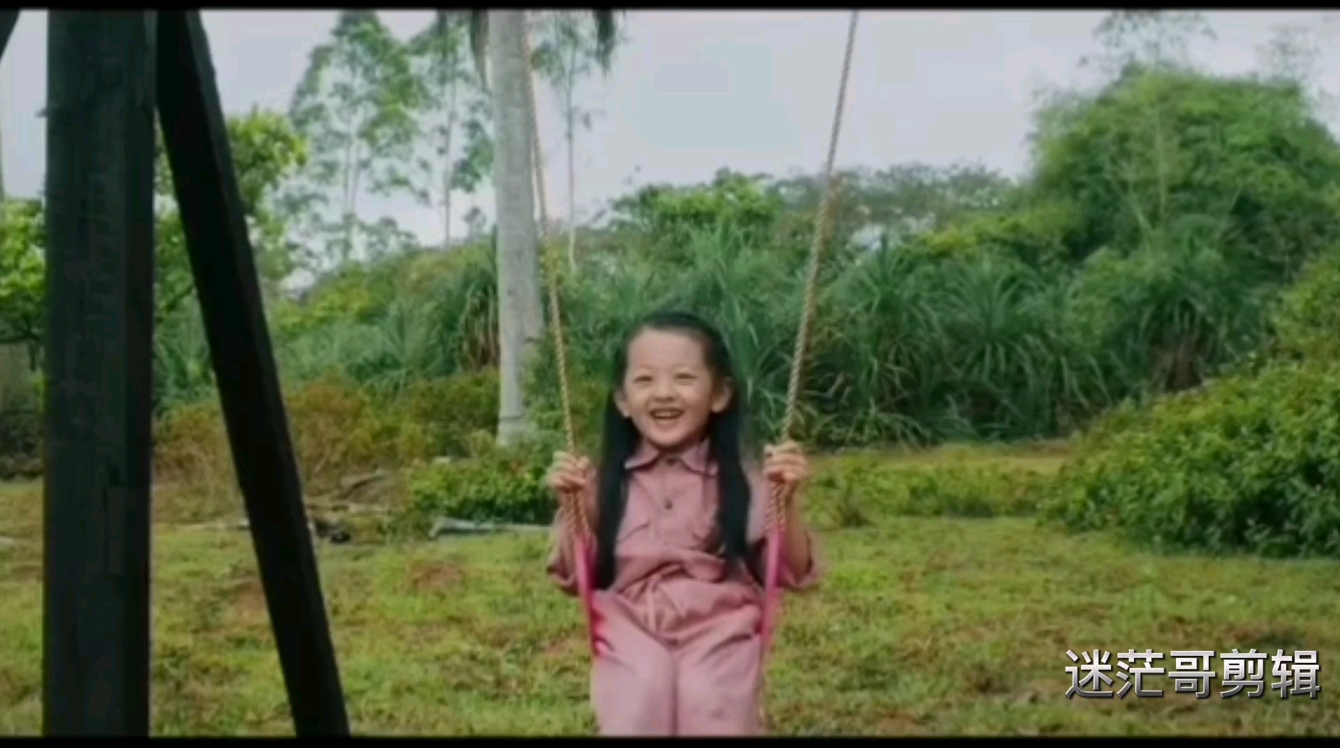 小女孩正在挡荡秋千,突然跳出来一条鲨鱼差一点就吃了她。