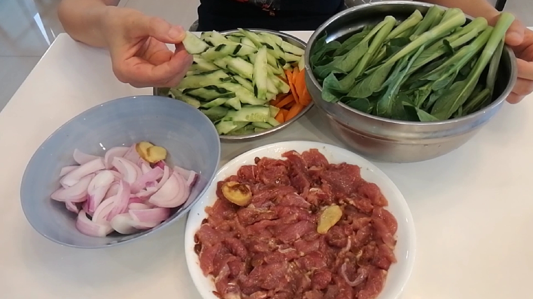 1个洋葱,1个胡萝卜,3条青瓜,1把菜心加上1块瘦肉,做什么菜呢