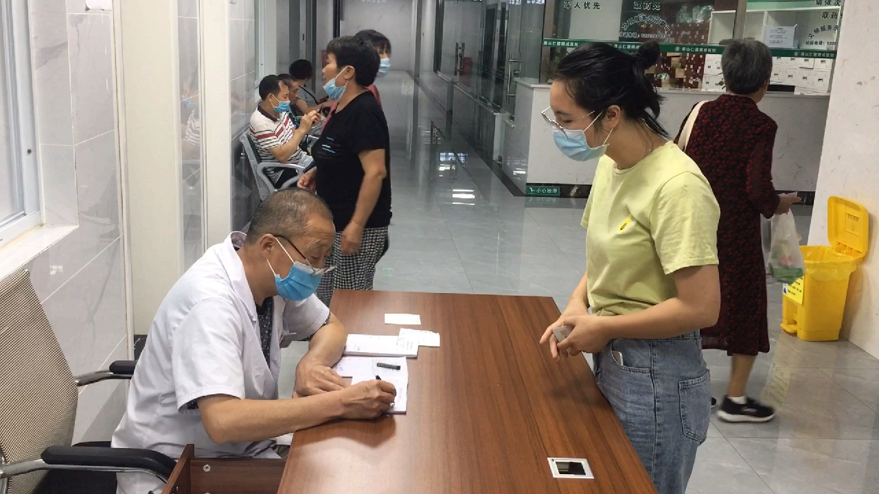 小冉手臂肌肉拉伤了,去找有名的针灸医生,结果被中药打发了