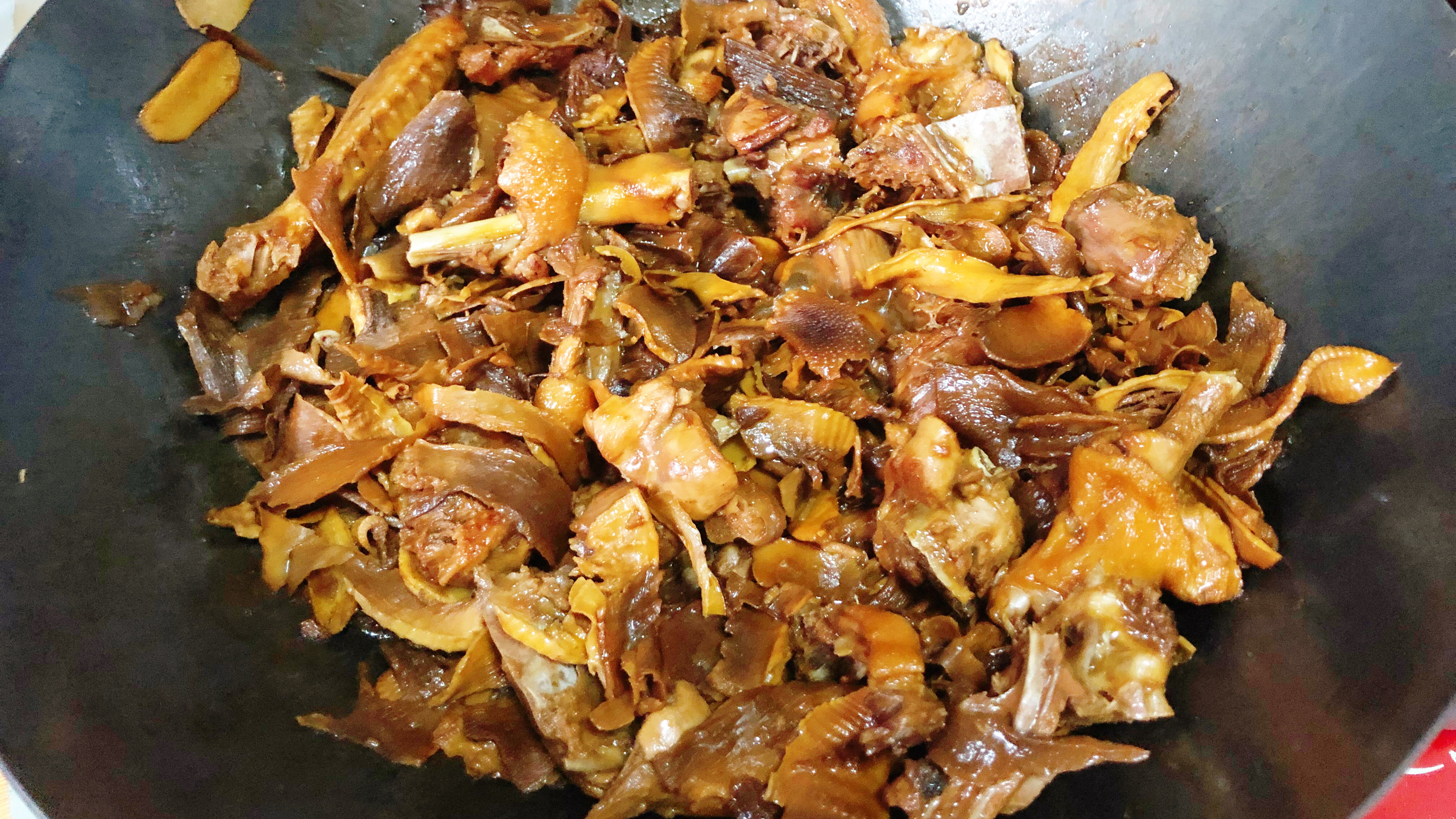 客家妹用大铁锅焖鸭,味道一流,咸香美味,一大锅都不够吃