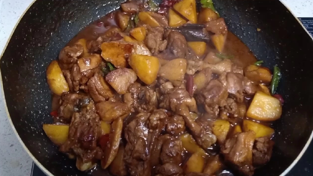 三个鸭腿,丽姐烧个家常版炖鸭腿,配上土豆,全家对这道菜都点攒